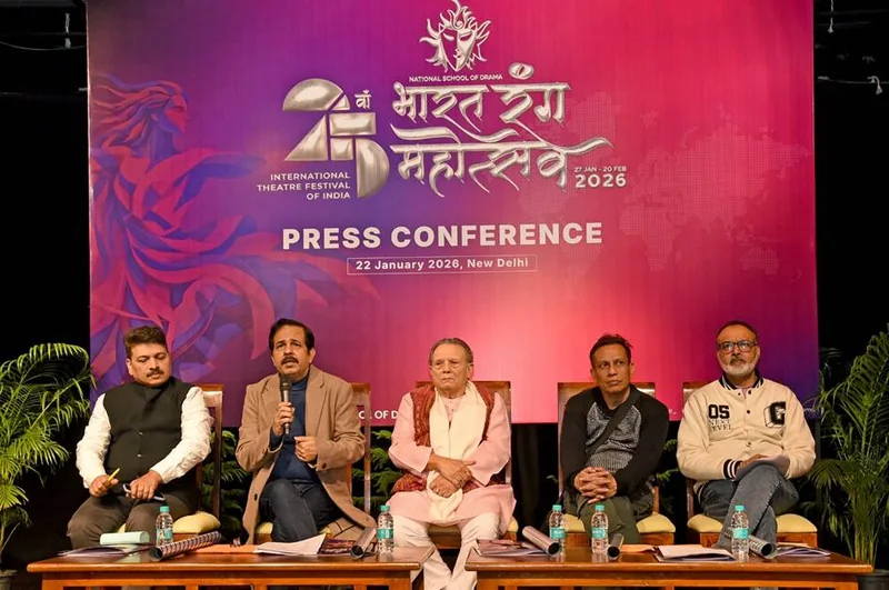 लाल भारत रंग महोत्सव पृष्ठभूमि वाले मंच पर बैठे वक्ता